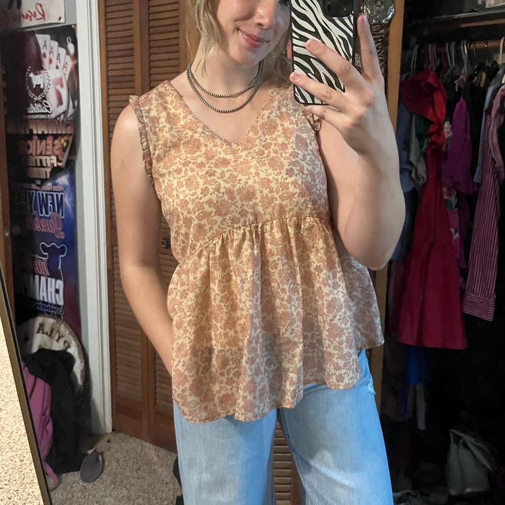 Size small, ruffle sleeve v neck tank